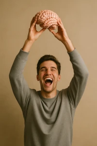 Mann hält Modell von Gehirn lachend in die Luft