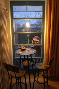 Oma schaut durch Fenster auf Sitzecke